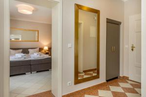 Schlafzimmer mit einem Bett und einem Spiegel in der Unterkunft Villa Quisisana in Binz