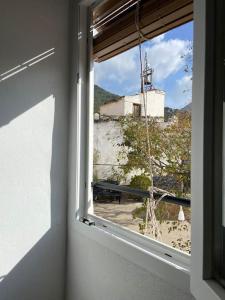 ventana en una habitación con vistas a un edificio en La casilla de Vicente, en Torres