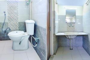 een badkamer met een toilet en een wastafel bij FabHotel Royal Icon in Udaipur