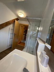 łazienka z dużą wanną i prysznicem w obiekcie Müllnerhof w mieście Aich