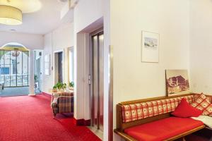 ein Wohnzimmer mit einem Sofa und einem roten Teppich in der Unterkunft Haus Excelsior Top 5 in Seefeld in Tirol