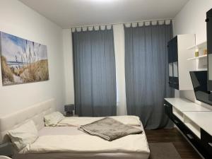 Habitación pequeña con 2 camas y TV. en Deluxe Wohnungen Dortmund Mitte en Dortmund