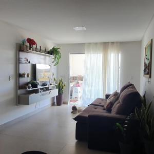 sala de estar con sofá y ventana grande en Casa Mutá, en Porto Seguro