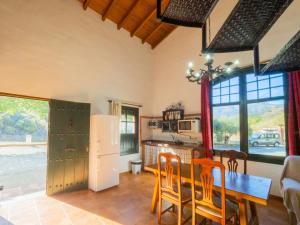 A kitchen or kitchenette at Cubo's Finca La Curva