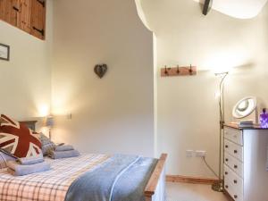 ein Schlafzimmer mit einem Bett und einer Kommode in der Unterkunft High Dale Cottage in Bellerby