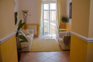 un soggiorno con 2 divani e una porta scorrevole in vetro di Badia Holiday Home a Taormina