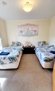 ein Schlafzimmer mit 2 Betten und einem Tisch darin in der Unterkunft Spacious Holiday Home - Waikerie in Waikerie