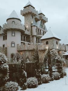 ein großes Schloss wie ein Gebäude mit Schnee drauf in der Unterkunft Royal Valentina Castle in Ognyanovo