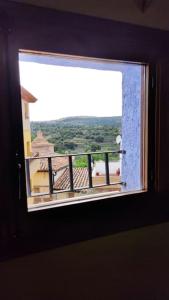 ventana en una habitación con vistas en Casa rural completa LA CRIVA 11pers, en Crivillén