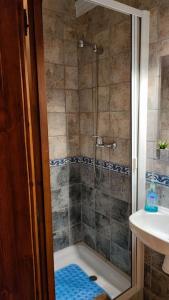 y baño con ducha y lavamanos. en Casa rural completa LA CRIVA 11pers, en Crivillén