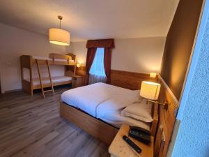 Postel nebo postele na pokoji v ubytování Hotel Rododendro Val di Fassa