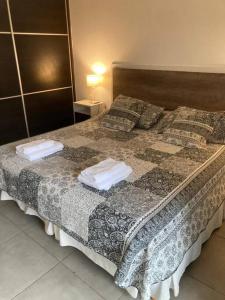 - une chambre avec un lit et 2 serviettes dans l'établissement Hermoso dpto. en Alta Córdoba, à Córdoba