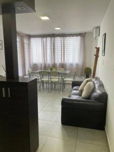 sala de estar con sofá y comedor en Hermoso dpto. en Alta Córdoba en Córdoba