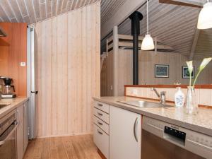 Hemmetにある6 person holiday home in Hemmetのキッチン(シンク、カウンタートップ付)