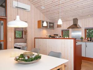 Hemmetにある6 person holiday home in Hemmetのキッチン(テーブル、ボウル付)