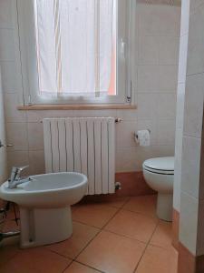 baño con lavabo y aseo y ventana en IEO -Humanitas - SUNNY HOUSE - Comodissimo, en Locate di Triulzi