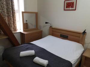 Dormitorio pequeño con cama y espejo en Allenby2 B&B, en Jerusalén