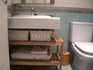y baño con lavabo y aseo. en Coqueto Apto Con Vistas En Las Margas Golf n001, en Sabiñánigo