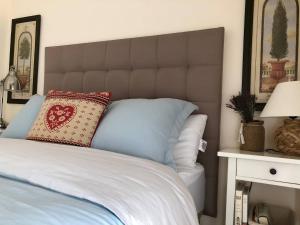1 dormitorio con 1 cama con cabecero grande en Coqueto Apto Con Vistas En Las Margas Golf n001, en Sabiñánigo
