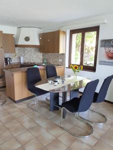 cocina con mesa y sillas en una habitación en "Vista Bellissima", en Brissago