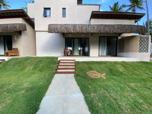 a house with a starfish on the lawn at Fazenda Xaréu in Maragogi