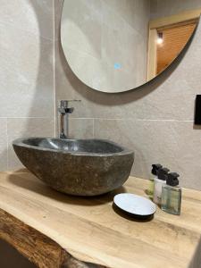 - un lavabo sur un comptoir en bois dans la salle de bains dans l'établissement Fonda Peremiquel, à Castellar de n'Hug