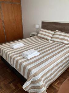 1 dormitorio con 1 cama con 2 toallas en Excelente dpto. en Alta Córdoba en Córdoba