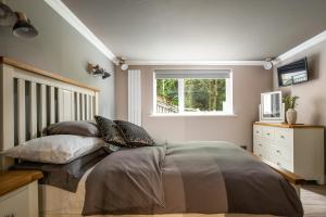 a bedroom with two beds and a window at Bryntirion Lodge in Y Felinheli