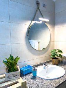 La salle de bains est pourvue d'un lavabo et d'un miroir. dans l'établissement Cosy apartment near the beach, à Arinaga