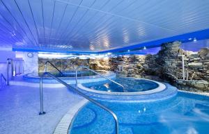 Bazén v ubytovaní Hotel Olympia Valencia alebo v jeho blízkosti