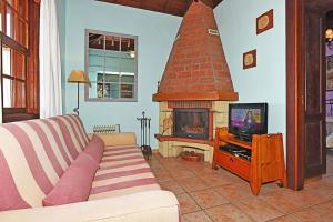 Las TriciasにあるCasa Aljibe 1のリビングルーム(ソファ、暖炉付)