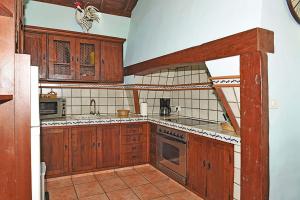 Las TriciasにあるCasa Aljibe 1のキッチン(木製キャビネット、コンロ付)