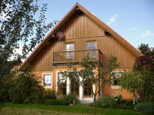 ein großes Holzhaus mit einem Gambrel in der Unterkunft Ferienwohnung Bär in Vohenstrauß