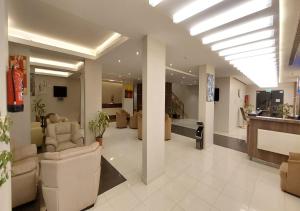 een grote lobby met stoelen en een wachtkamer bij Raoum Inn Majmaa in Al Majmaah