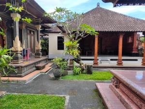 ein Haus mit Garten davor in der Unterkunft Bale Bali Cottage 2 in Ubud
