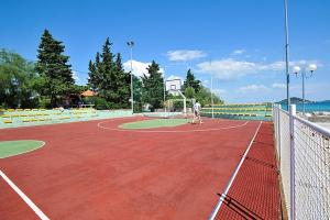 Tenis alebo squash v ubytovaní Apartment in Poljana with sea view, terrace, air conditioning, WiFi 3617-2 alebo jeho okolí