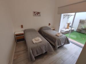 1 dormitorio con 2 camas y toallas. en LDtangoapartment en Buenos Aires