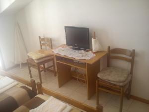 Televízia a/alebo spoločenská miestnosť v ubytovaní Studio apartment in Hvar town with sea views, terrace, air conditioning, WiFi 3615-5