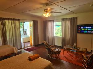 um quarto de hotel com duas camas e uma televisão em Otters' Haunt Eco Retreat em Parys