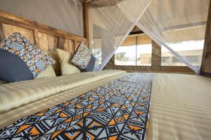 1 dormitorio con cama con edredón en Africa Safari South Serengeti Ndutu Ngorongoro en Sinoni