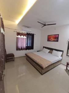 AkteshwarにあるHR Homestayのベッドルーム1室(ベッド1台、シーリングファン付)