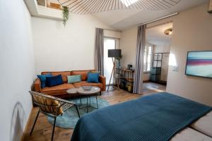 ein Wohnzimmer mit einem Sofa und einem Tisch in der Unterkunft Zimmerei in Murten