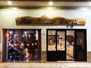 a store front with a christmas tree in the window at Hotel Boutique Colonial Cartago in Cartago
