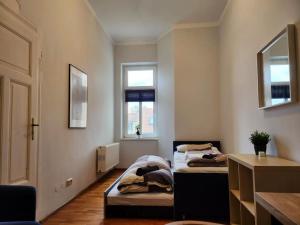 德勒斯登的住宿－4 Raum Wohnung mit Balkon auf 120sqm in Top Lage，带2扇窗户的客房内的2张床