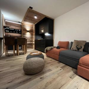ein Wohnzimmer mit einem Sofa und einem Tisch in der Unterkunft Les Cerfs - Appartement & Studio - ANZERE in Anzère