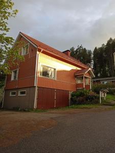 una casa con un garaje rojo con un perro en la ventana en Kodit Tuulikinkatu, en Mikkeli