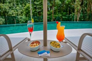 a table with a bowl of fruit and a glass of wine at Quarto/Apartamento no Wyndham Gramado Termas Resort in Gramado