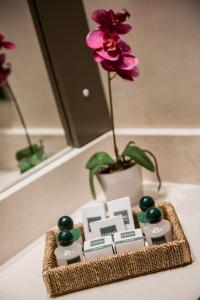 維梅卡特的住宿－托里麗悅酒店，花瓶,放在桌子上的篮子里