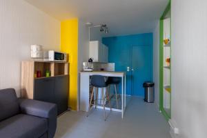 Dapur atau dapur kecil di L'appart K-OULEUR- Wifi Fibre-Checkin auto- 2 pers