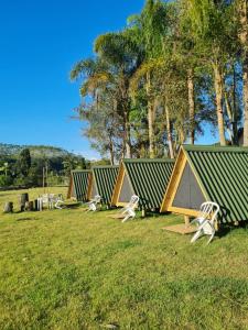 um grupo de tendas num campo com árvores em FamilyCamp hospedagem perto do Magic City em Suzano